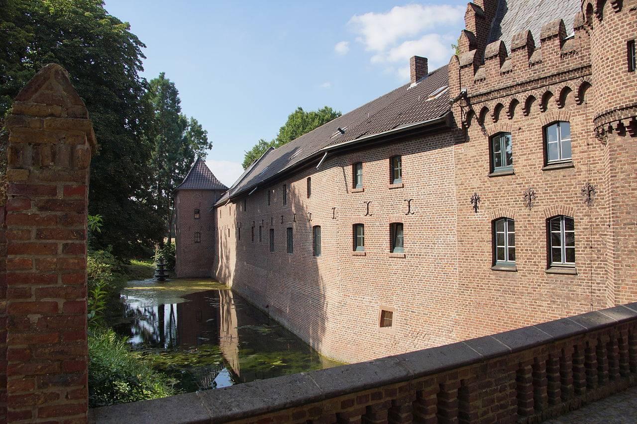 Schloss Paffendorf, Wassergraben und südlicher Flügel der Vorburg