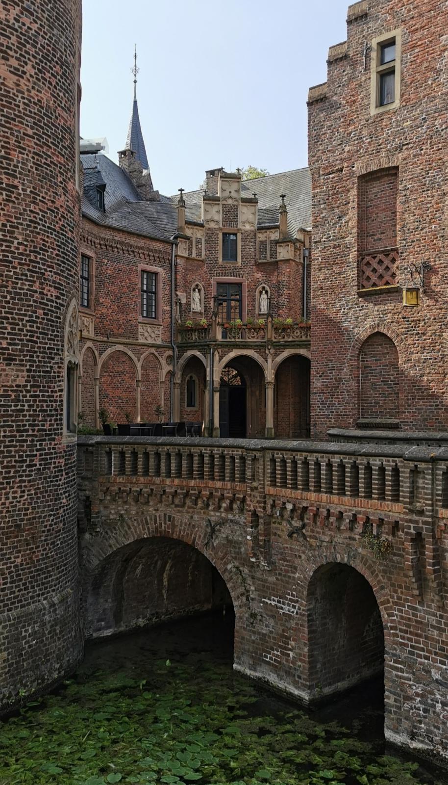 Blick vom Burghof zum Herrenhaus