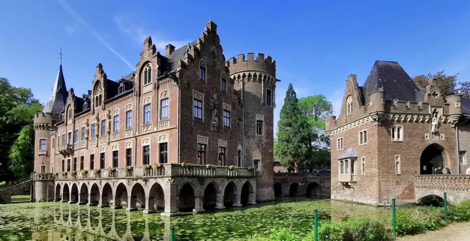 Schloss Paffendorf mit Herrenhaus und nördliches Tor zur Vorburg