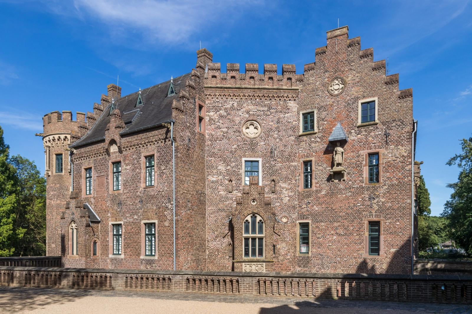 Blick von Westen auf Schloss Paffendorf, vom Innenhof der Vorburg aus