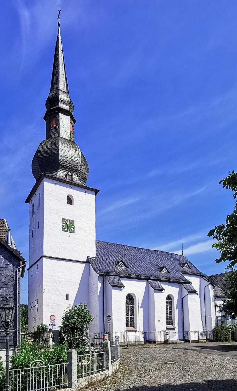 Außenansicht der barocken Altstadtkirche