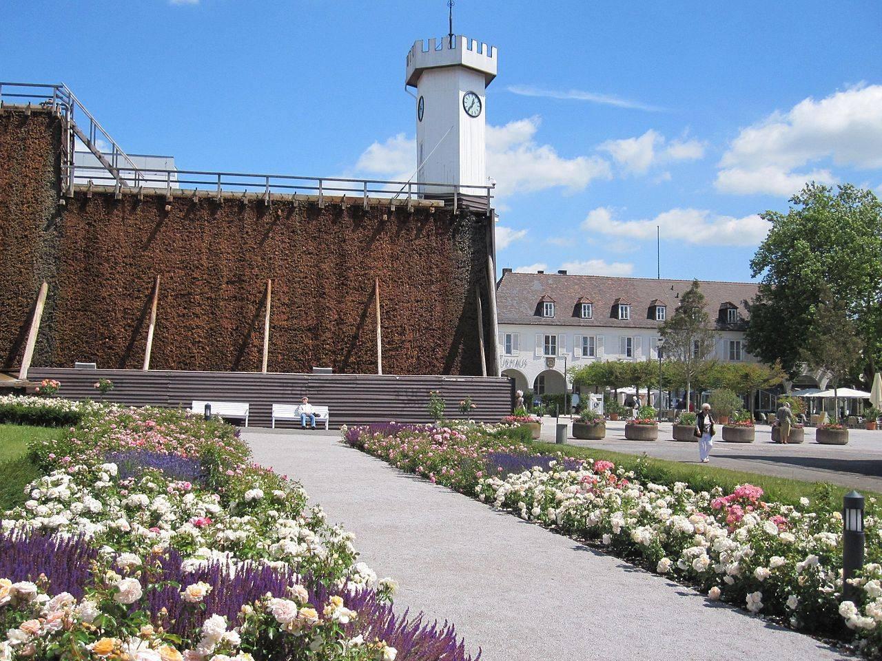 Blick vom Rosengarten zum Gradierwerk II. vor dem Abriss