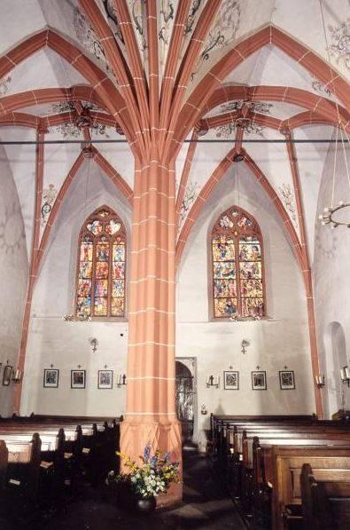 Blick auf den einzigen Pfeiler im Inneren von St. Johann Baptist