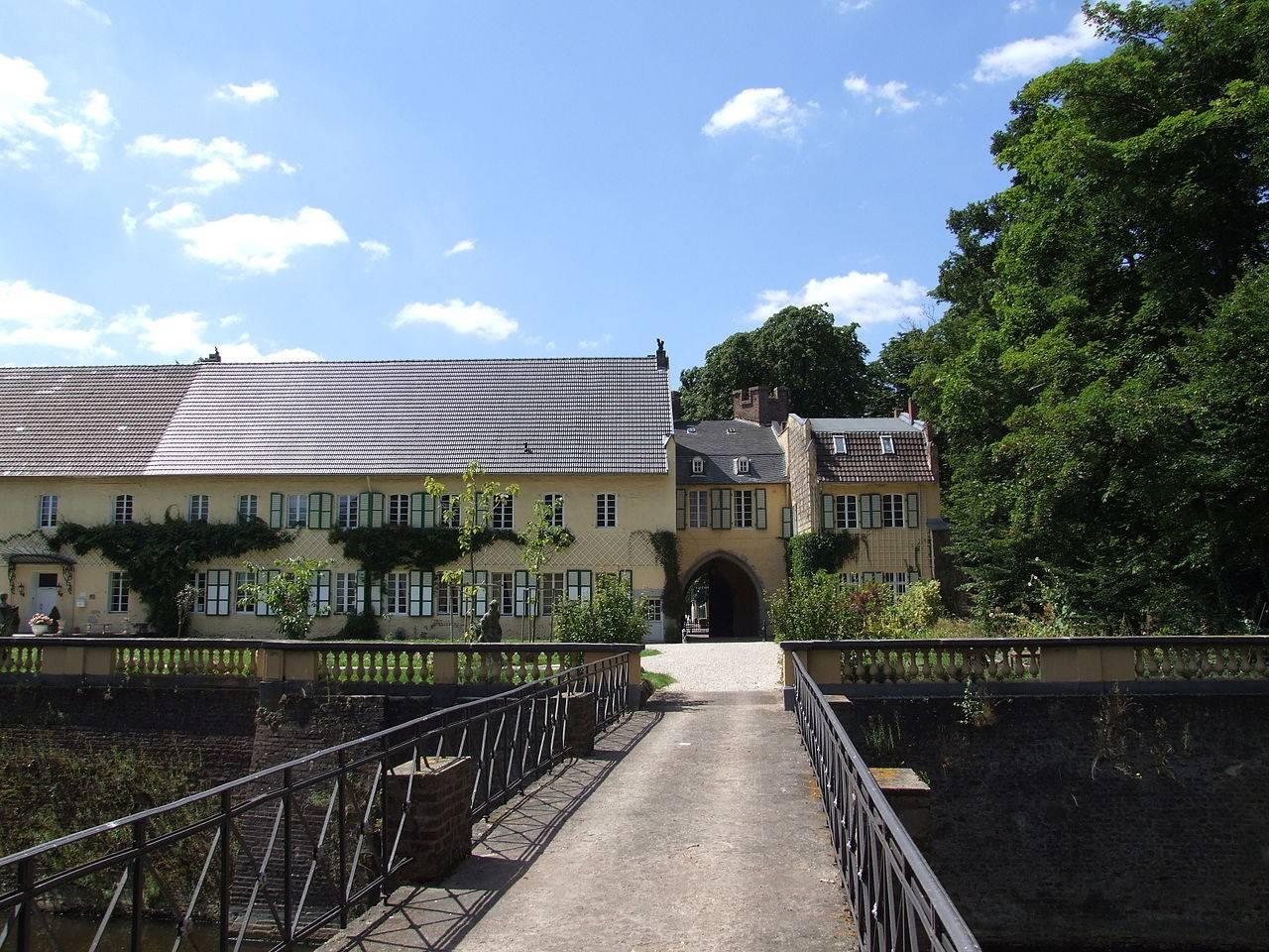 Landesburg Lechenich, Zugangsbrücke mit Zufahrtstor