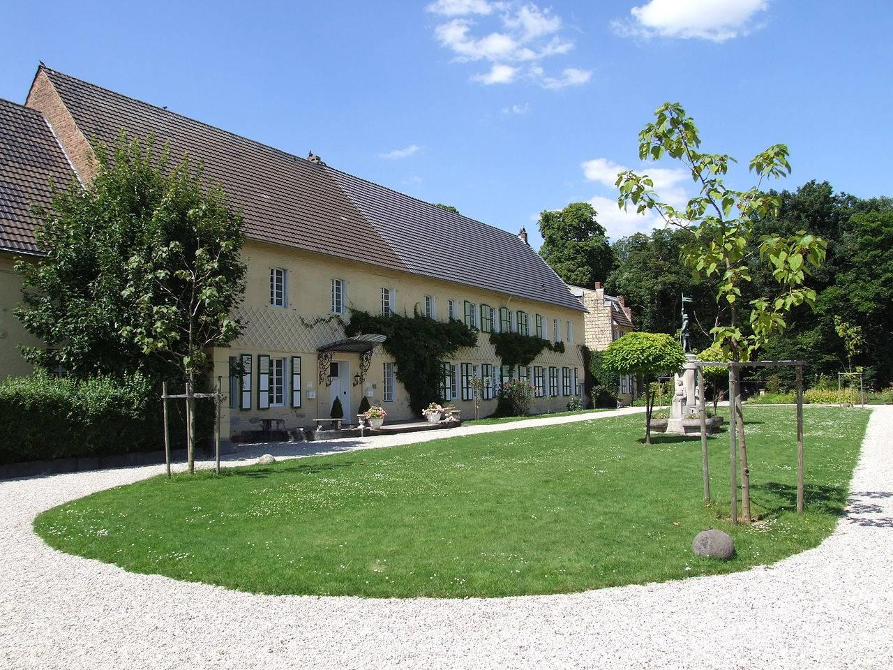 Landesburg Lechenich, Blick auf vorgelagertes Gebäude