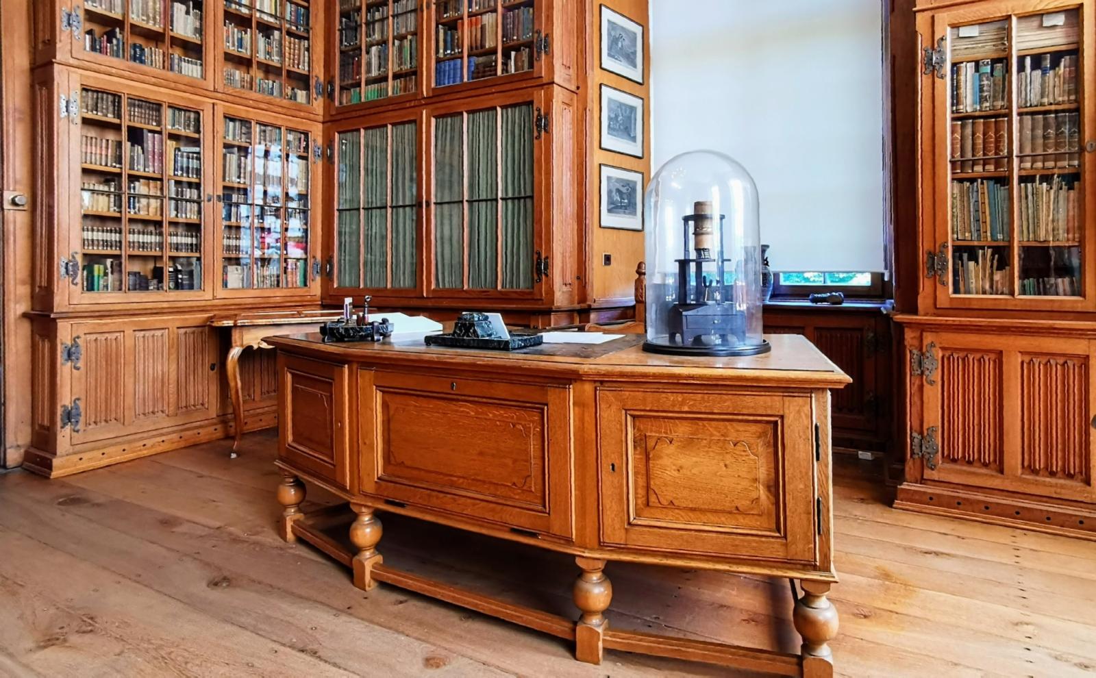 Schreibtisch in der Bibliothek