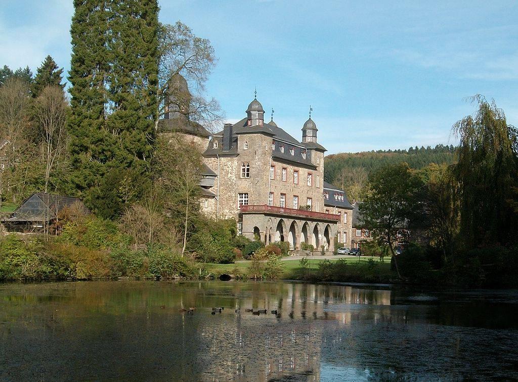 Schloss Gimborn, Blick über den Teich auf die Hoffassade