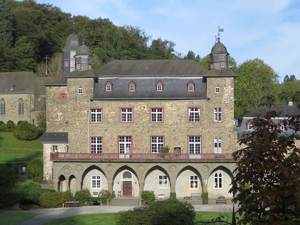 Schloss Gimborn, Hoffassade