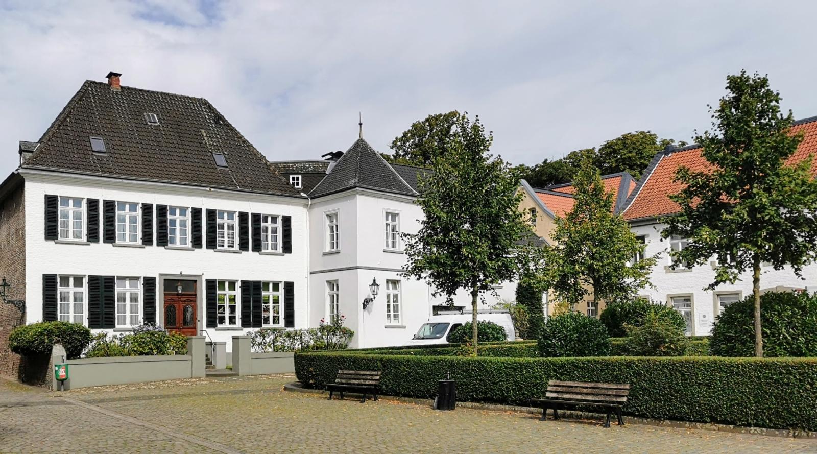 Gebäude am Suitbertus-Stiftsplatz