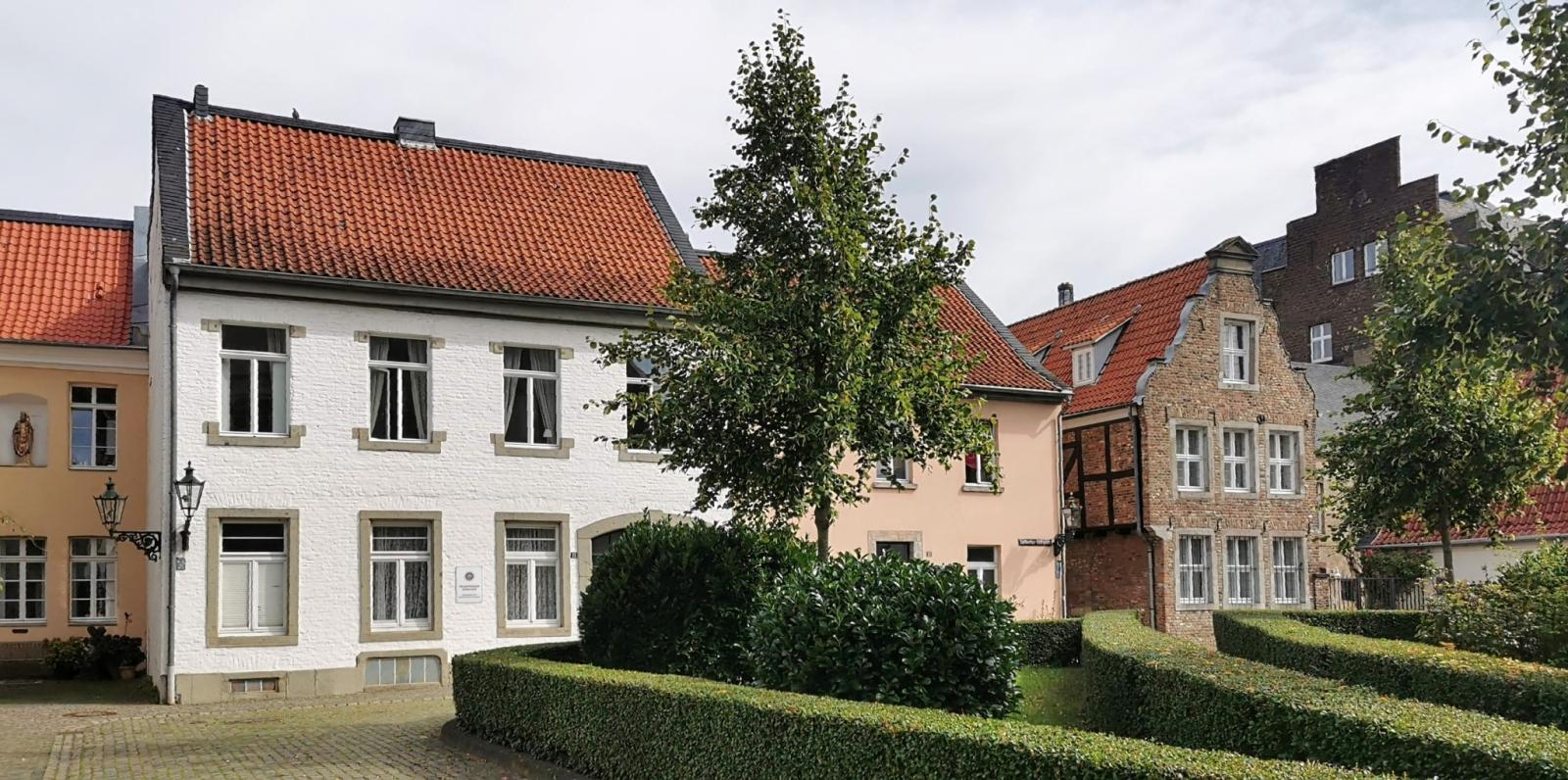 Gebäude am Suitbertus-Stiftsplatz