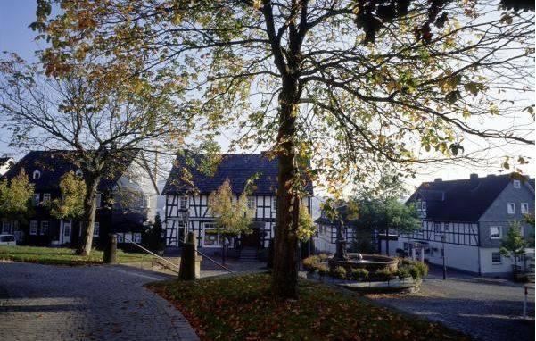 Marktplatz mit Petrusbrunnen in Hallenberg