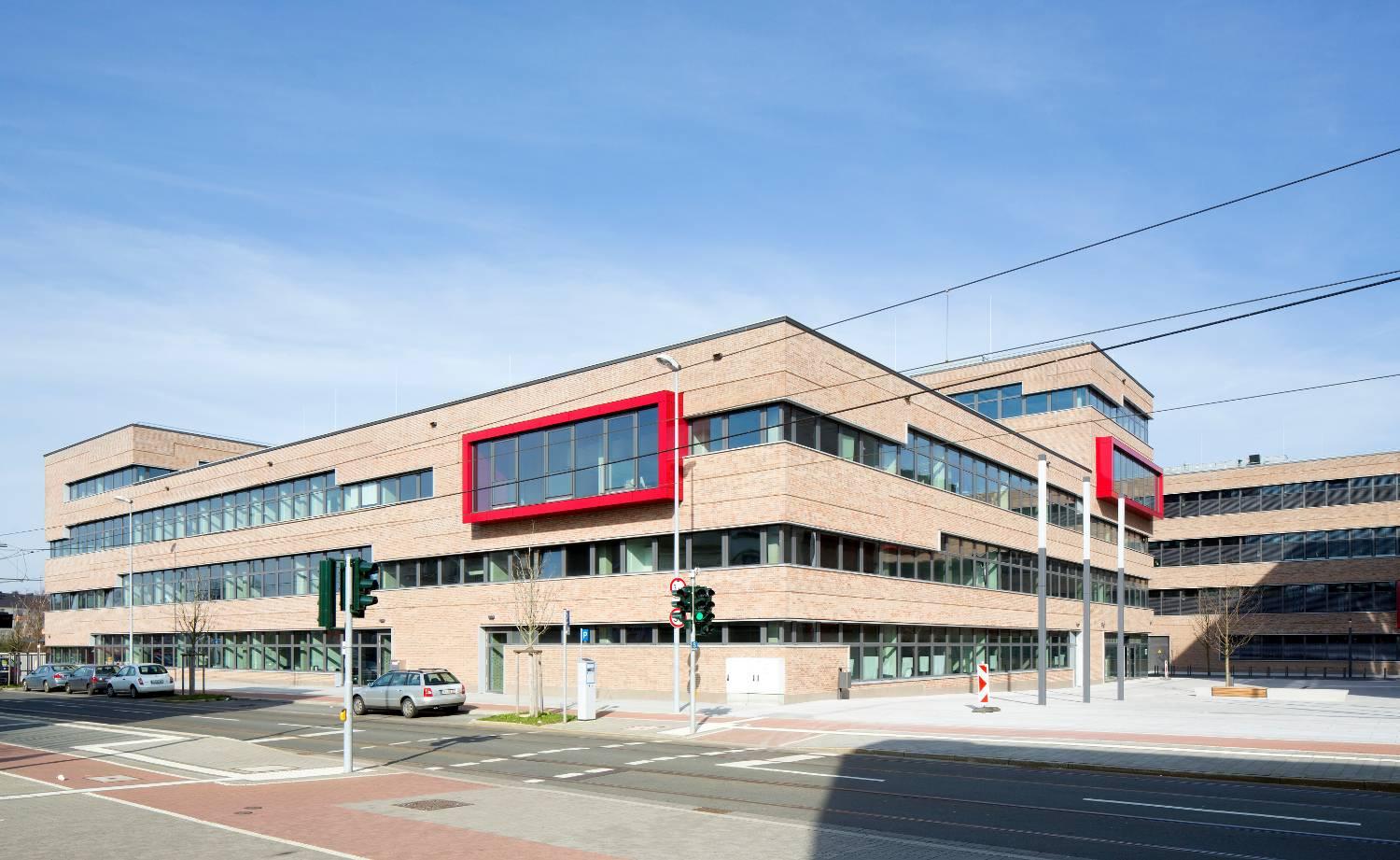 HRW, Gebäude 03 Wirtschaftsinstitut/Präsidium, von der Duisburgerstraße aus
