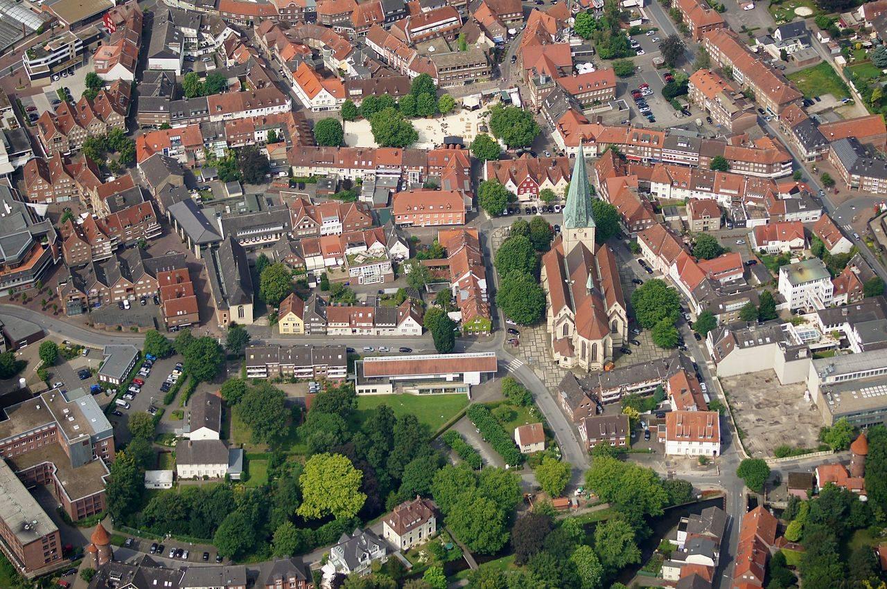 St. Remigius, Luftbild mit umgebender Stadt, vor dem Umbau