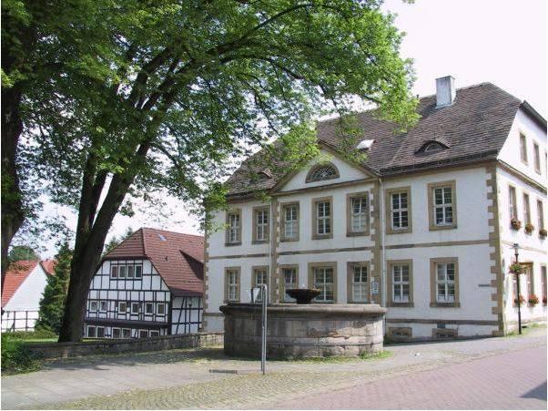 Historischer Ortskern Nieheim, Kump (dahinter alte Volksschule)