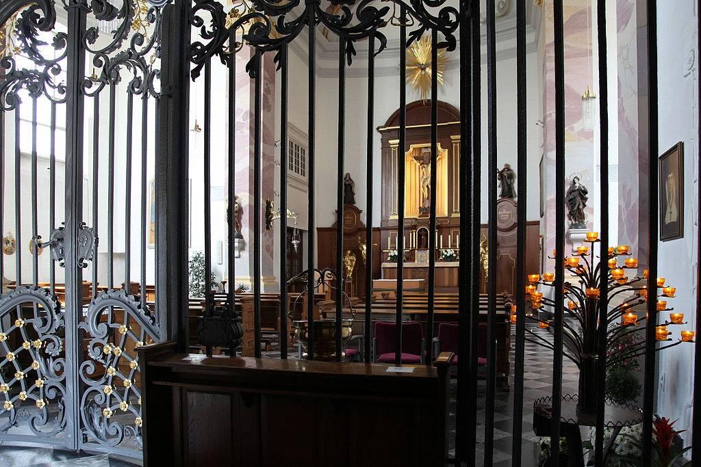St. Joseph-Kapelle, Kapellenraum hinter schmiedeeisernem Eingangsgitter