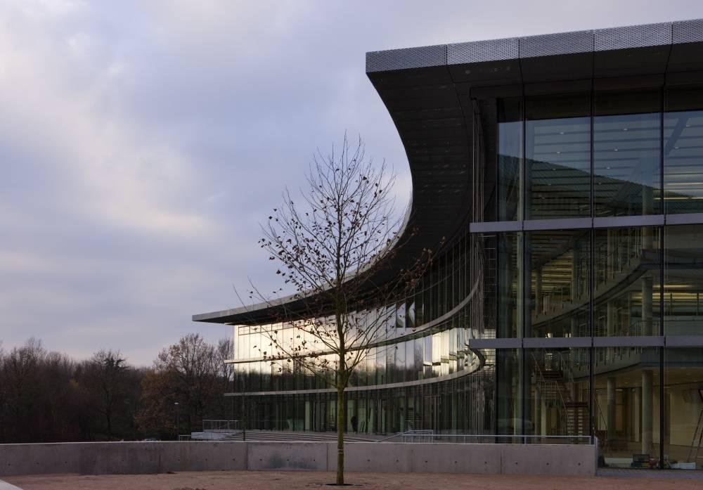 Blick über den Bibliotheksvorplatz zum Oeconomicum