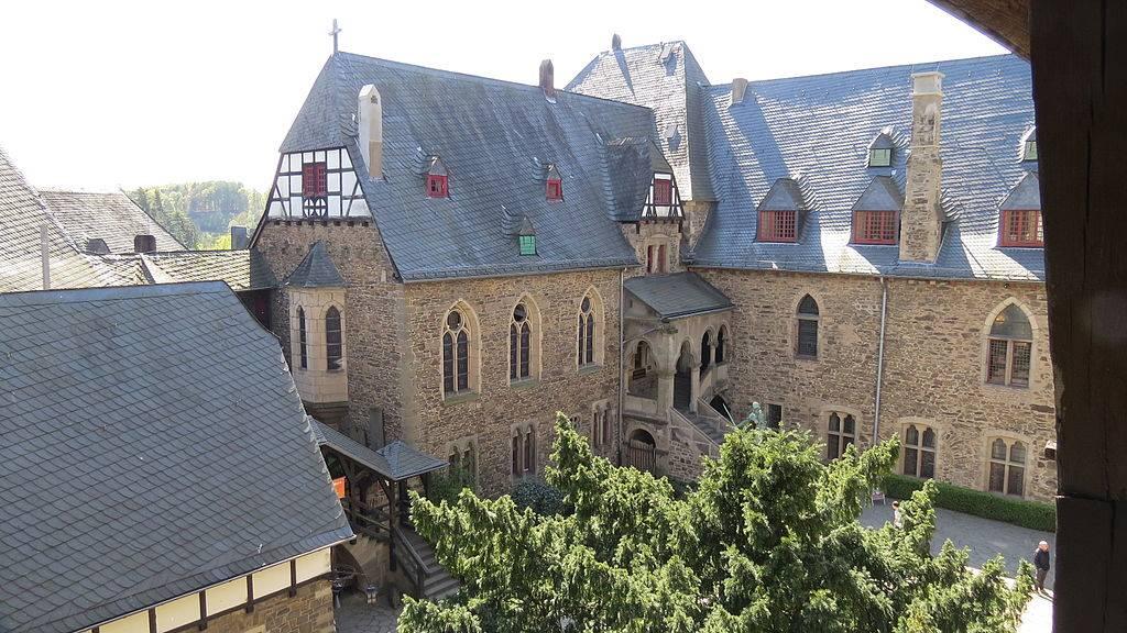 Schloss Burg, Palas mit Kapellenflügel vom Bergfried aus gesehen