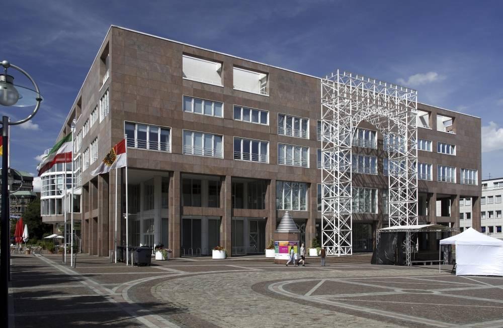 Eingangsbereich des Neuen Rathauses am Friedensplatz