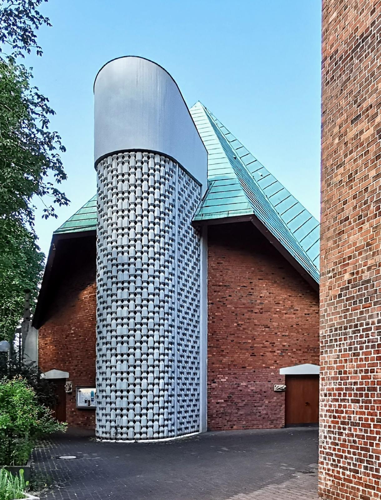Ostansicht von St. Franziskus mit Taufkapelle