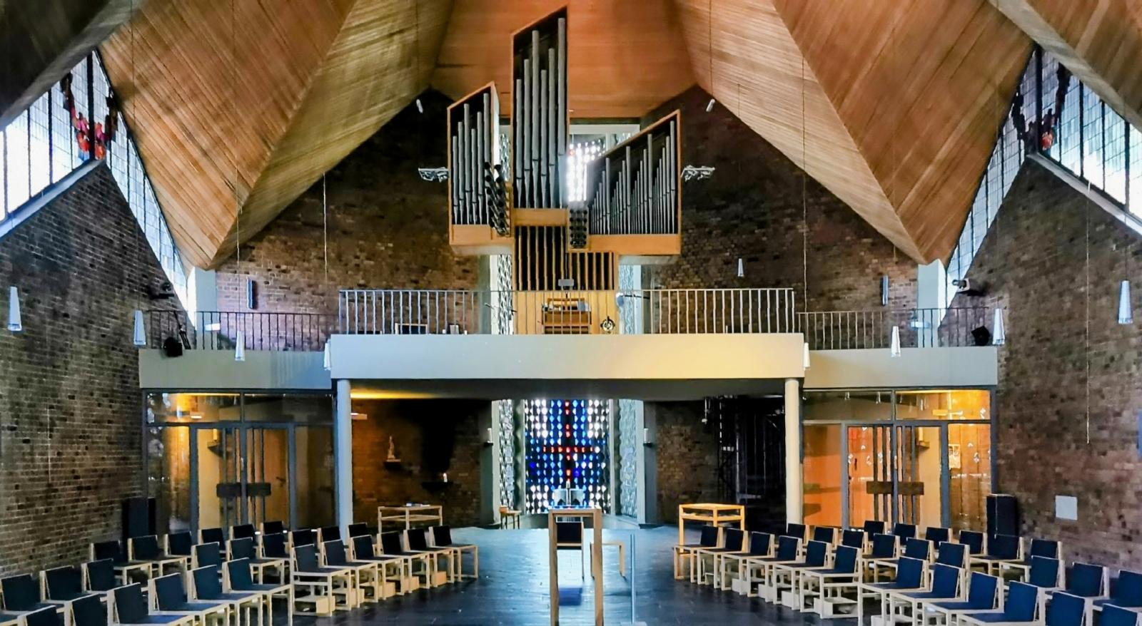 Innenansicht mit Blick zur Orgel