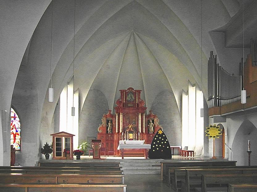 Blick in den Innenraum zum Altar