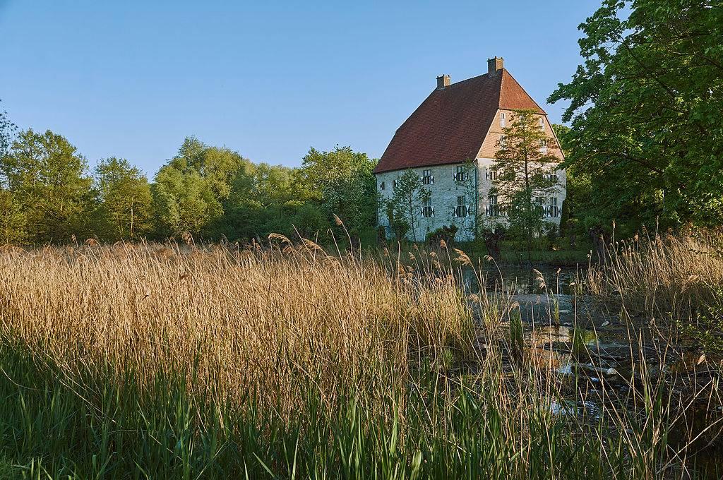 Haus Kolvenburg in der umgebenden Landschaft