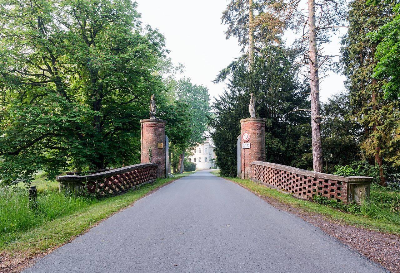 Zufahrt zu Schloss Buldern