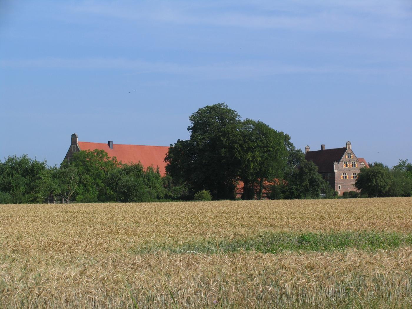 Blick aus der Ferne zu Torhaus und Bauhaus