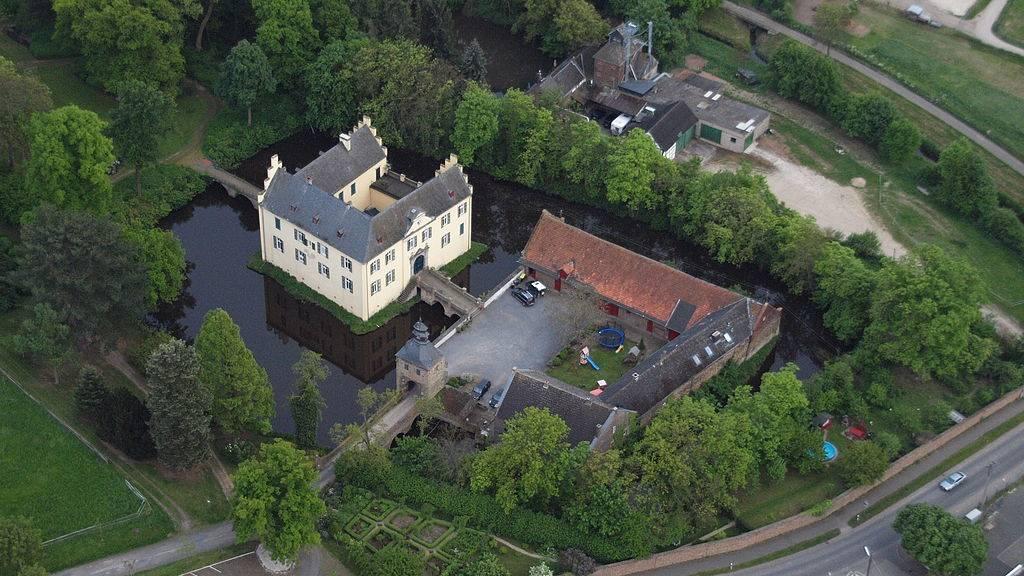 Luftbild der Burg Morenhoven