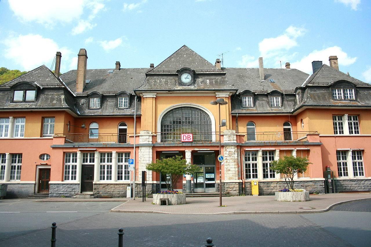 Bahnhofsfassade vor der Sanierung