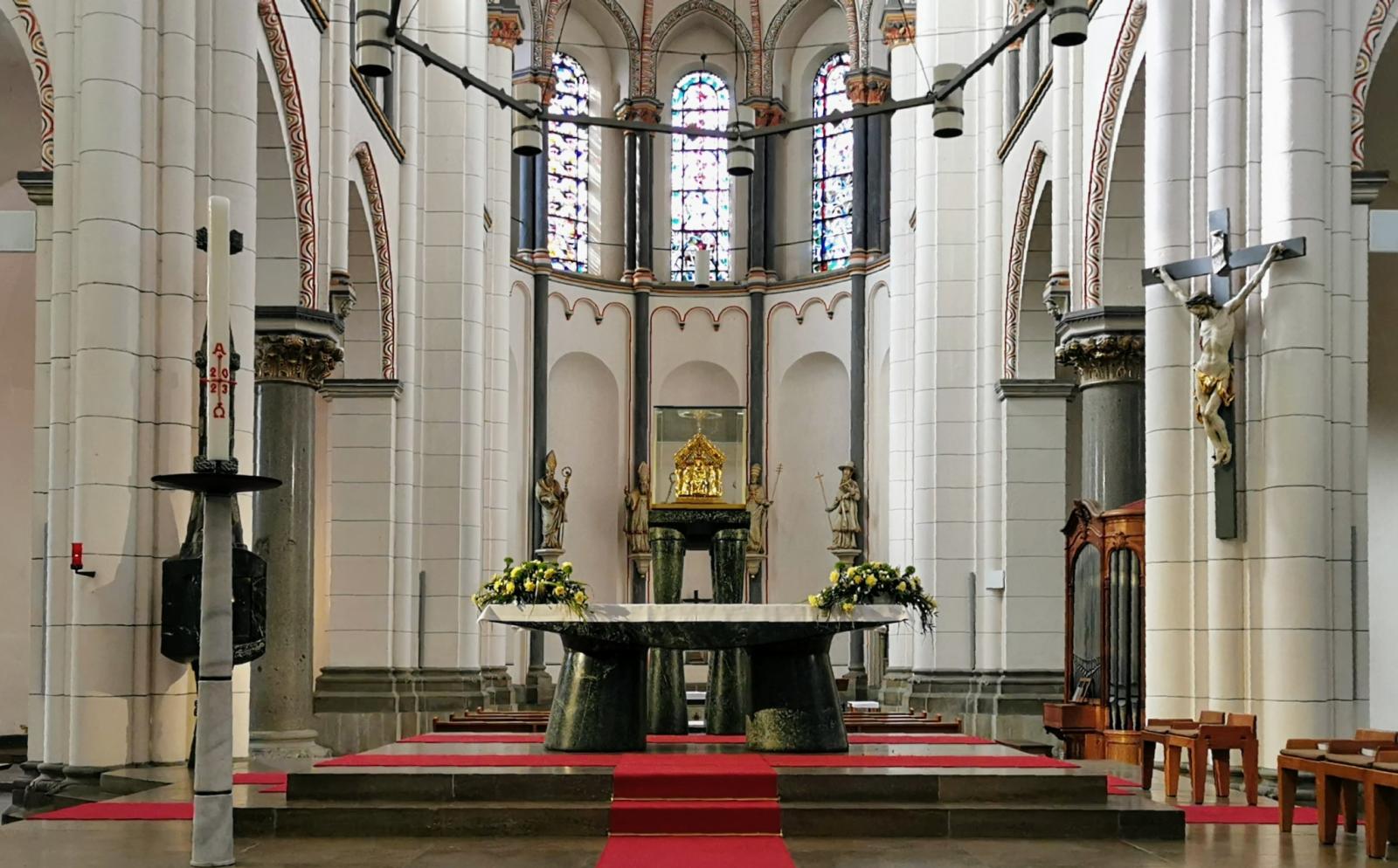 Altar vor dem chor und Heribertschrein