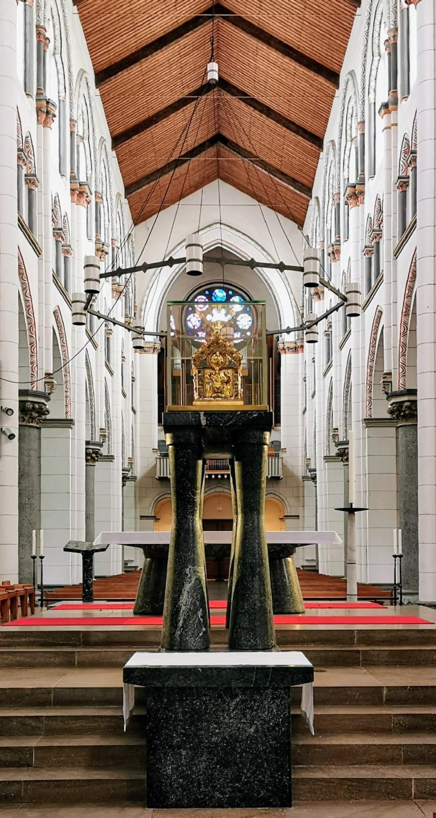 Blick in das Kirchenschiff Richtung Norden mit Heribertschrein imVordergrund