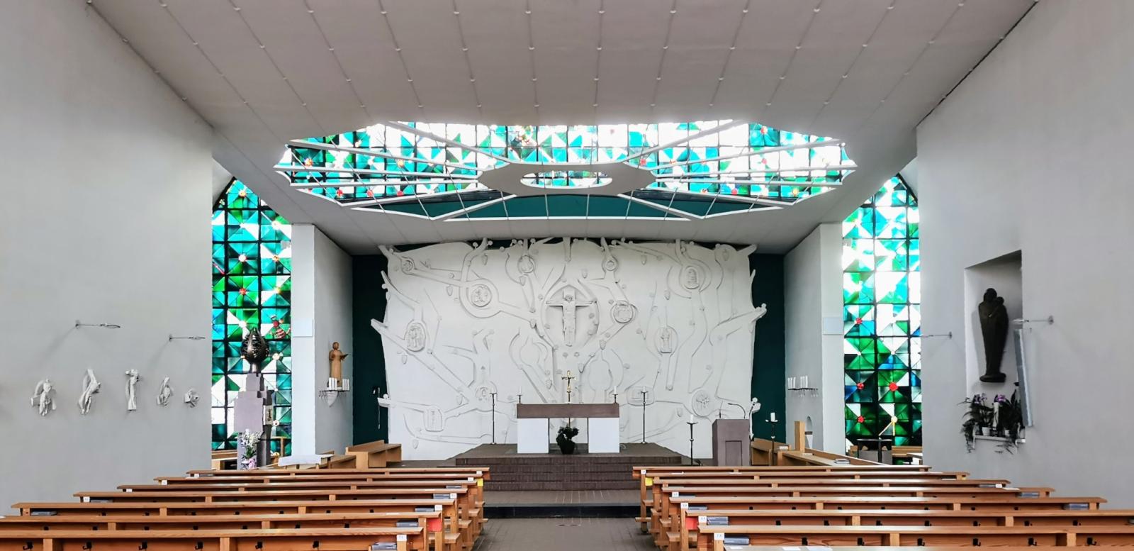 Kircheninnenraum mit Blick Richtung Altar