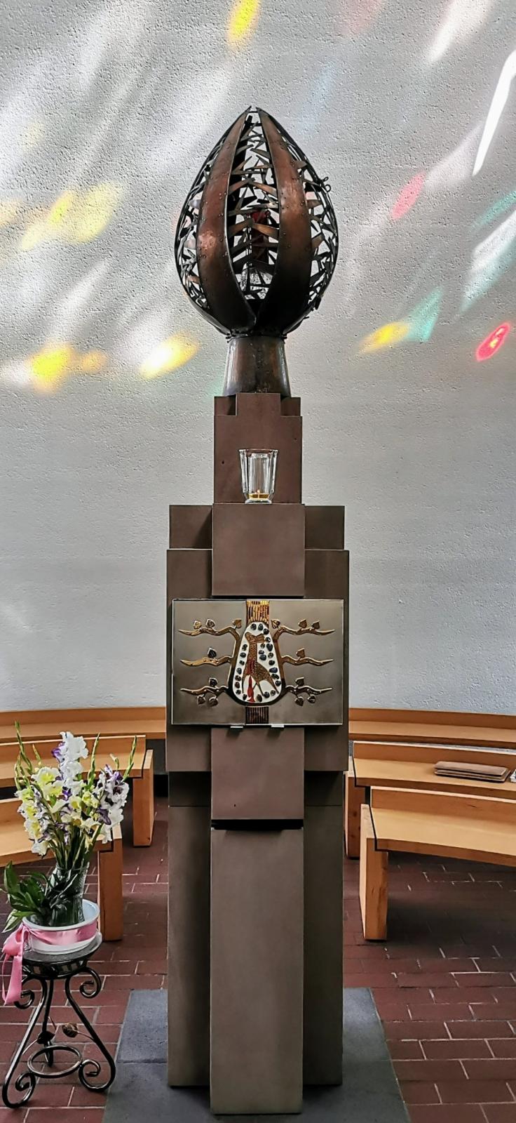 Säule links neben dem Altar