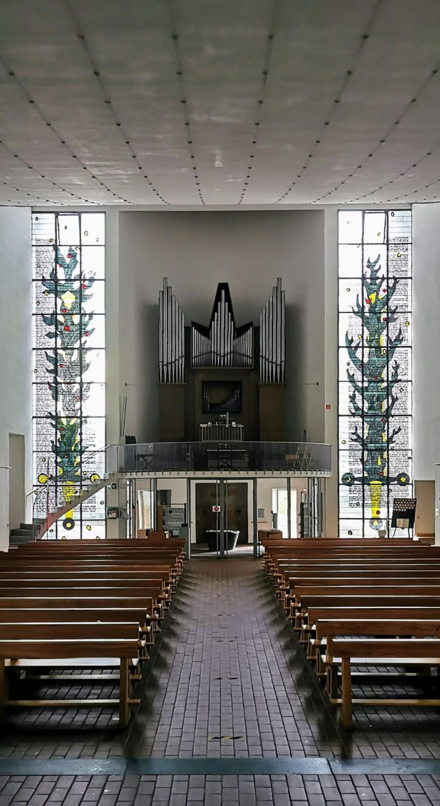 Kircheninnenraum mit Blick Richtung Orgel