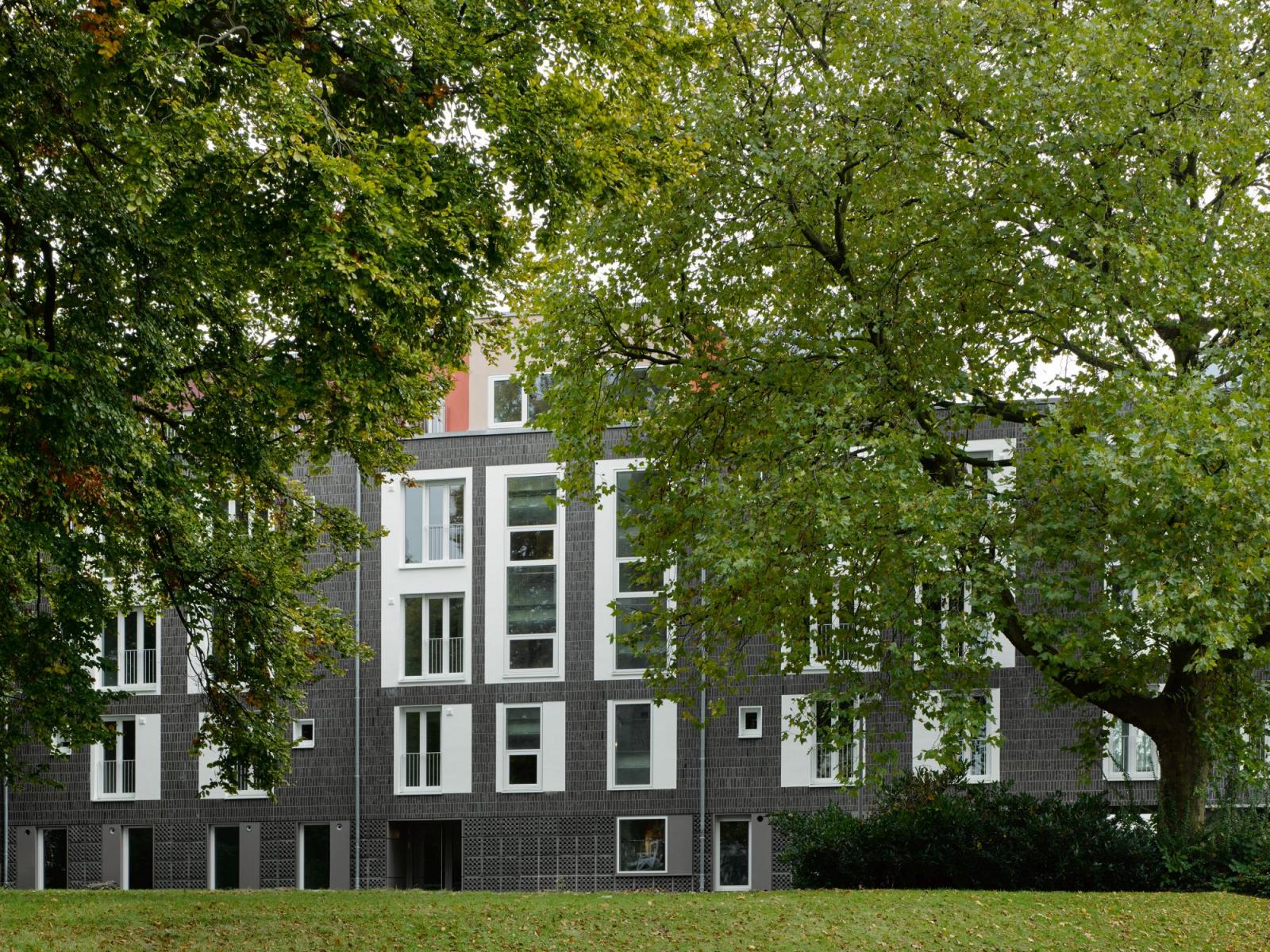 Parkseite des Wohnbaus 