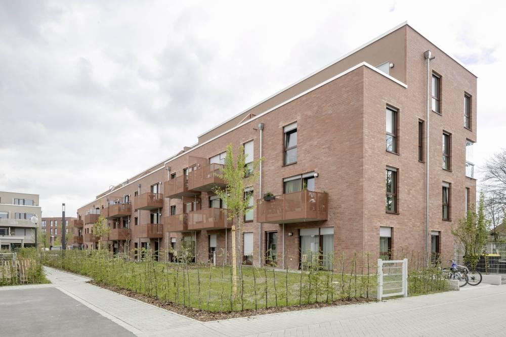 Blick auf die westliche Hausfassade des verklinkerten Riegels