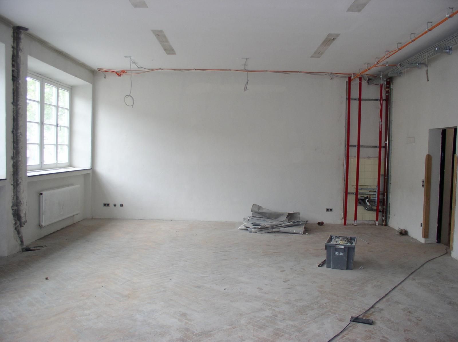Klassenraum beim Einbau neuer Sanitär- und Elektrotechnik