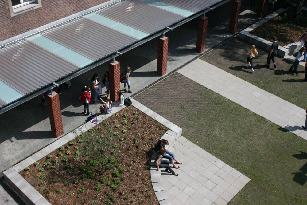 Blick in den Schulhof der Karl-Lehr-Realschule
