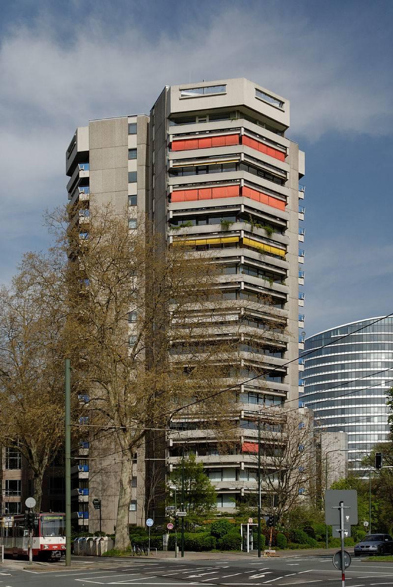 Sternhaus mit benachbartem Sky Office im Hintergrund