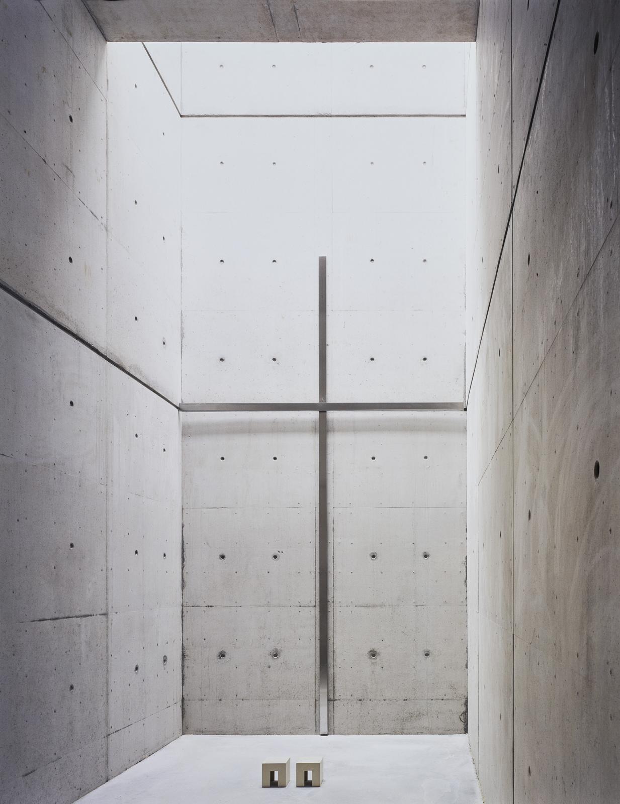 Kapelle im Haus der Stille mit Sichtbetonwänden