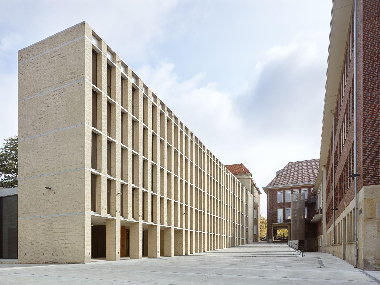Der dem Altbau vorgestellte Riegel, rechts das Fürstenberghaus