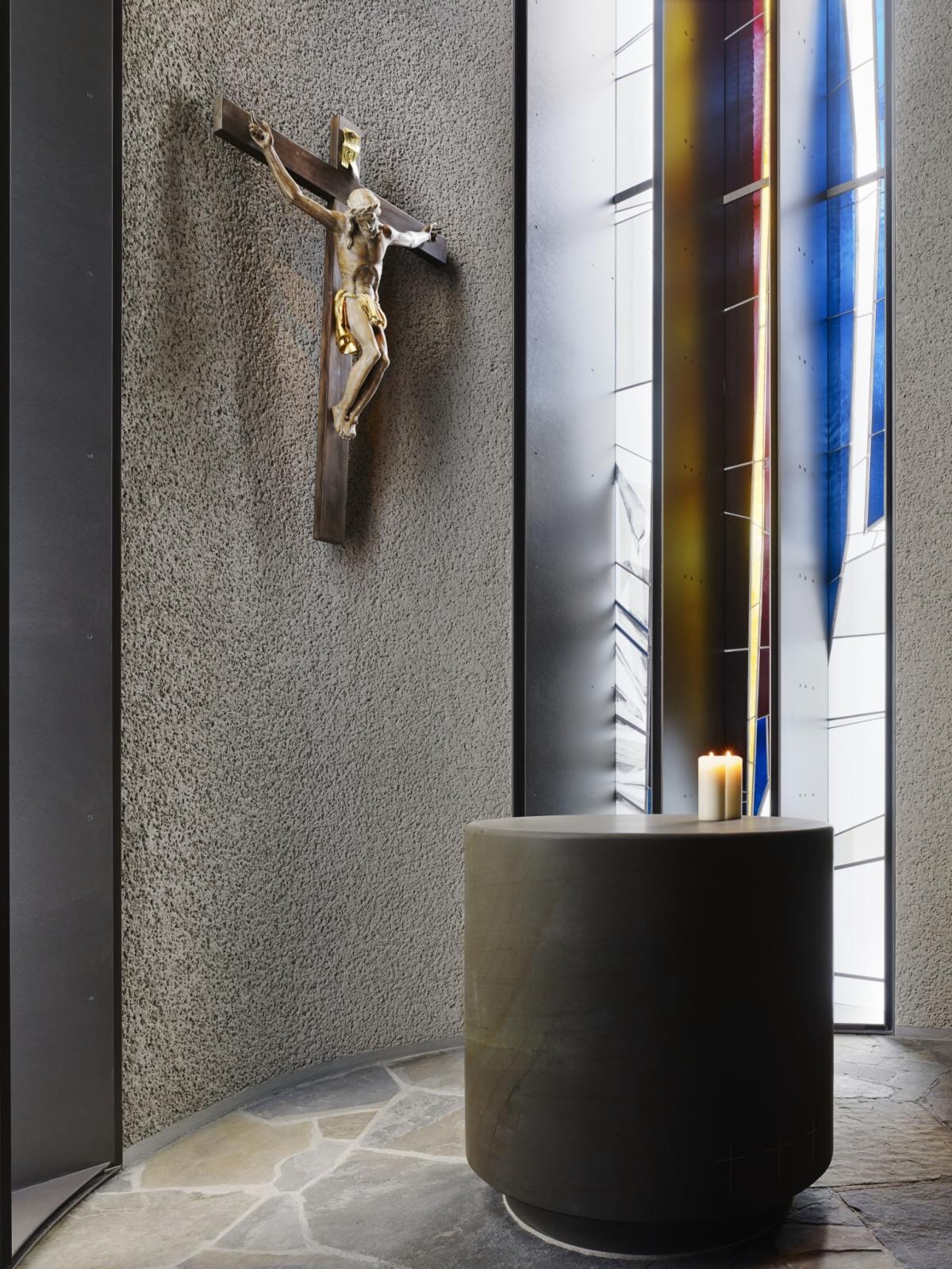 Blick auf Altar und Kruzifix