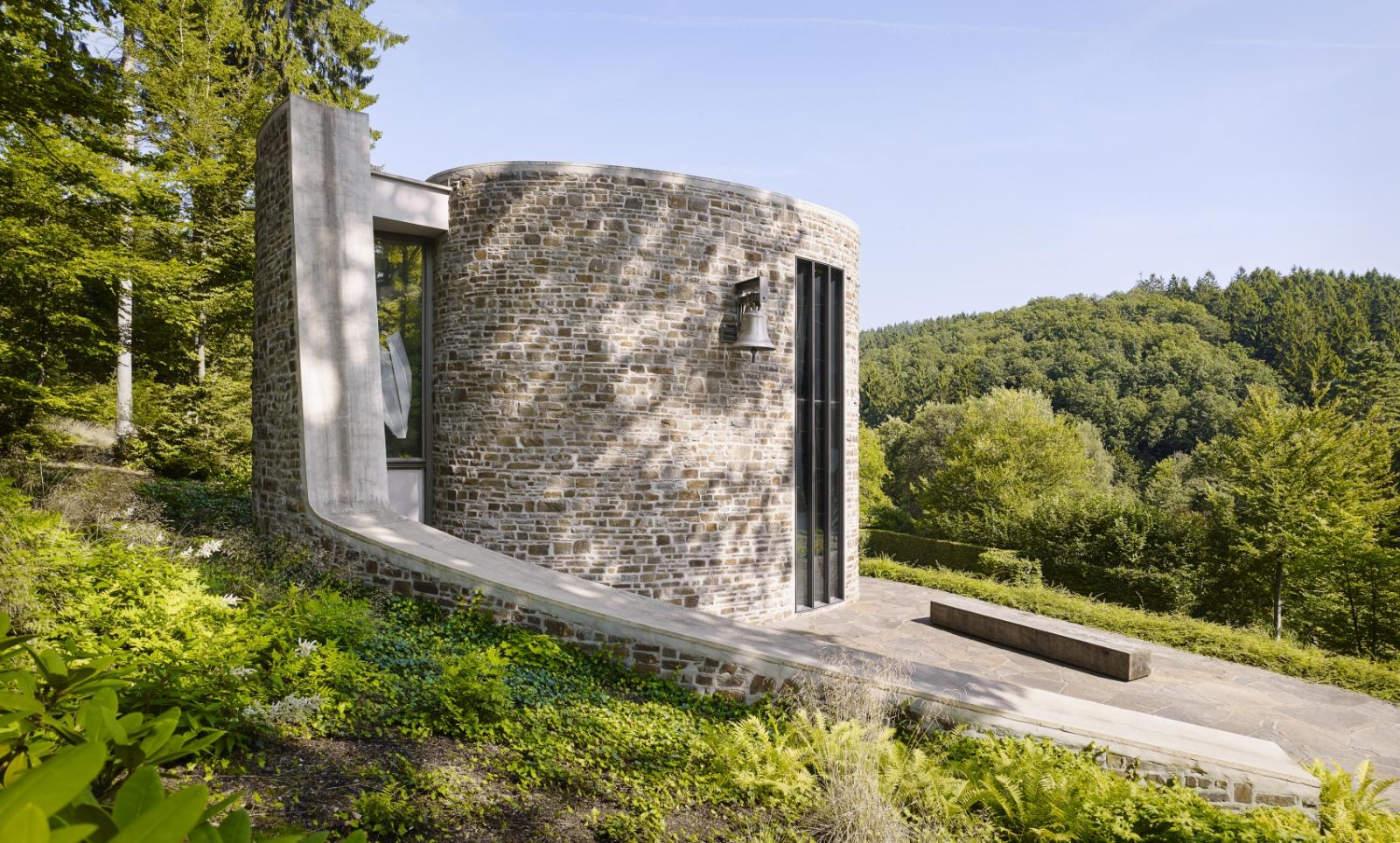 seitlicher Blick auf die Kapelle und die ansteigende Stützmauer