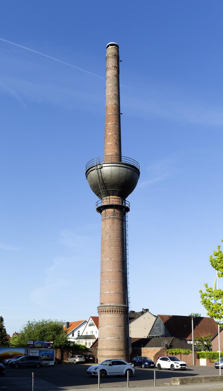 Industrieschornstein mit Wasserbehälter