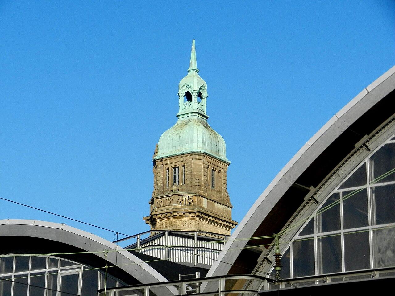 Blick auf den Turm vom Hauptbahnhof Krefeld