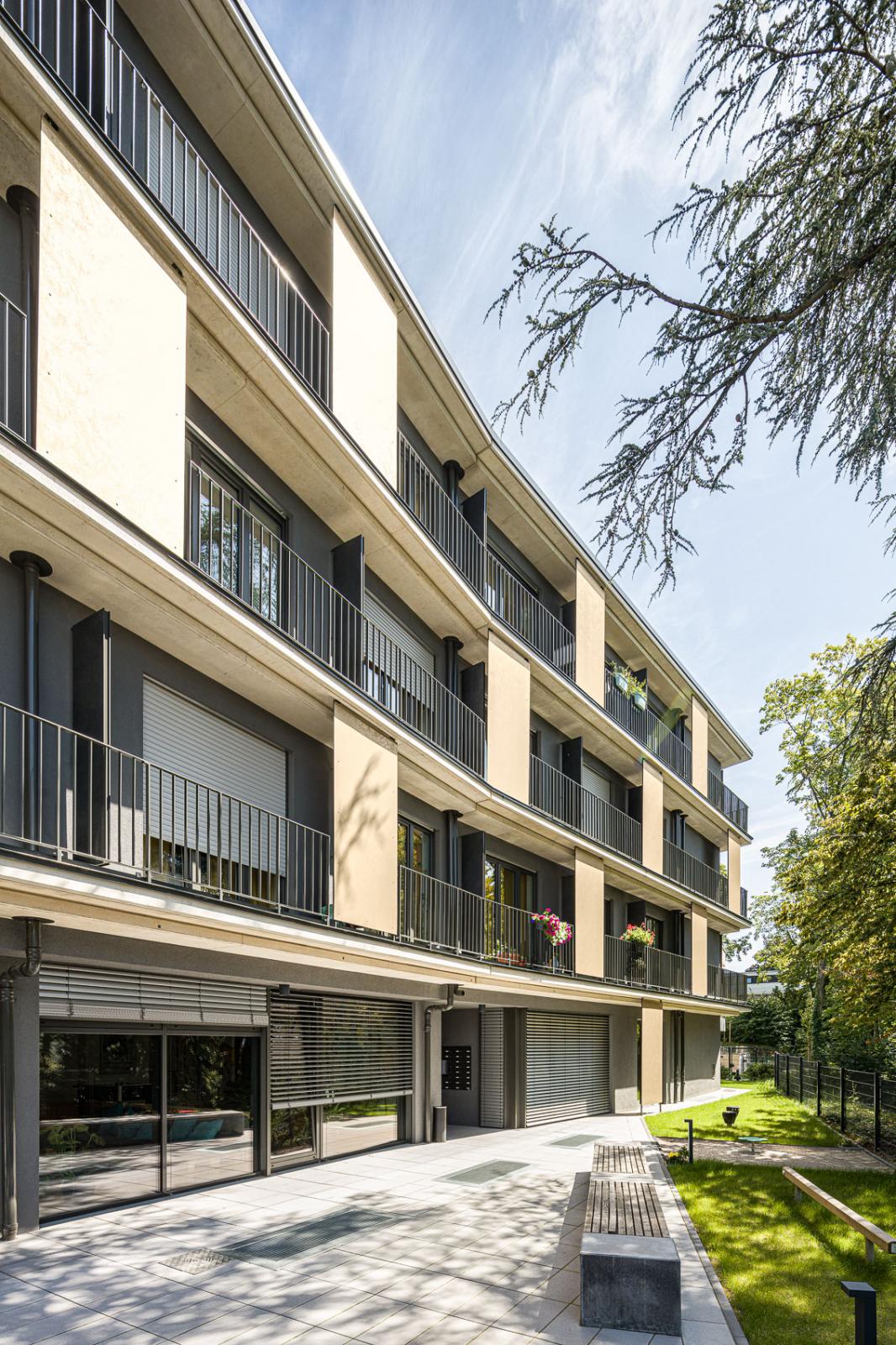 Studentisches Wohnen am Lousberg, geschwungene Gebäudekante, laubengangähnliche Balkone mit Sichtschutzelementen