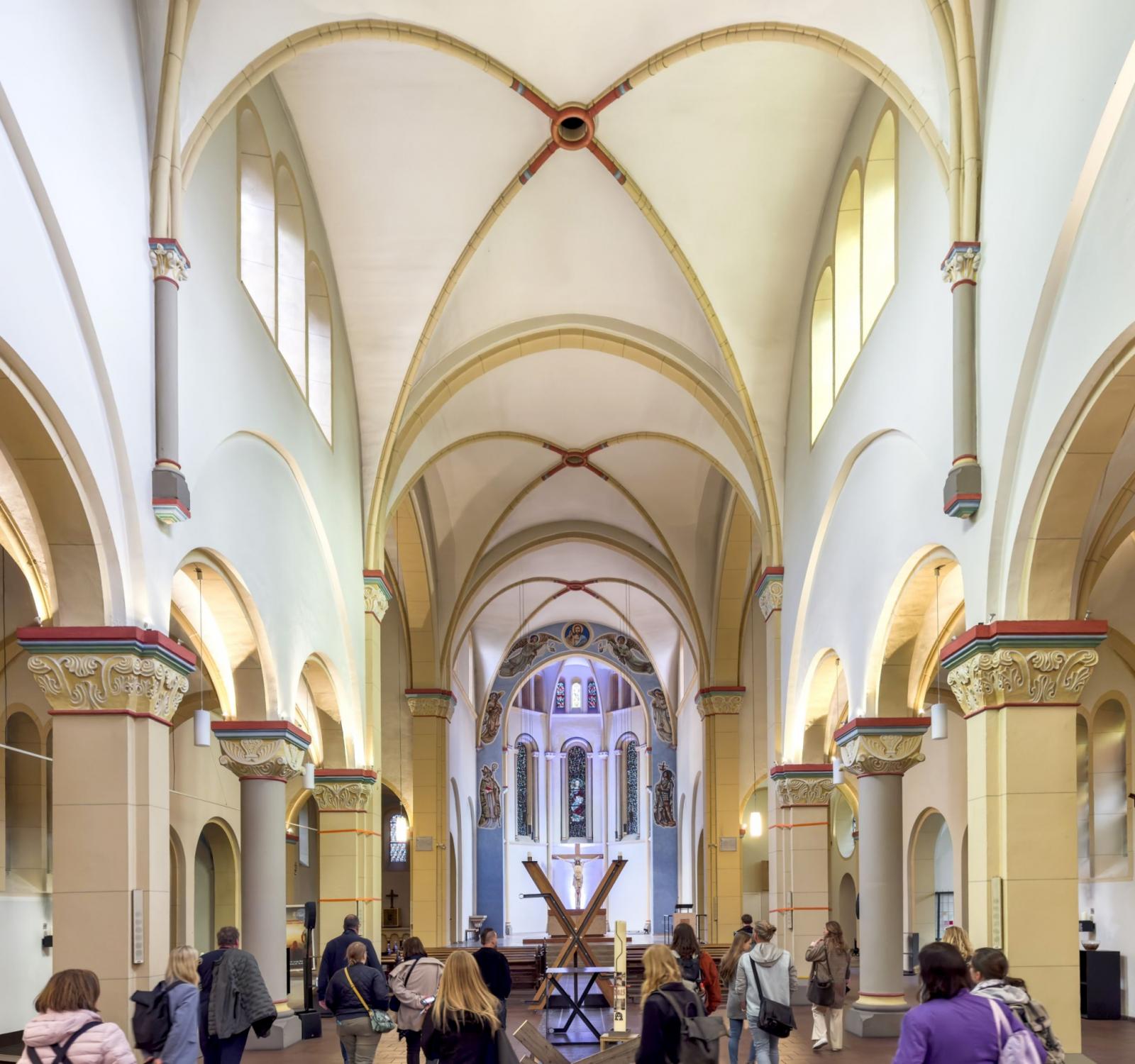 Kircheninnenraum mit Blick nach Osten zum Chor