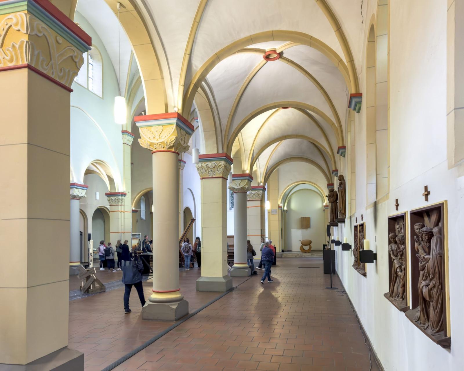 Blick ins Seitenschiff