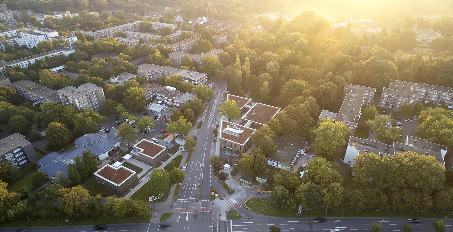 SOS - Kinderdorf, Schrägluftbild in Blickrichtung Osten